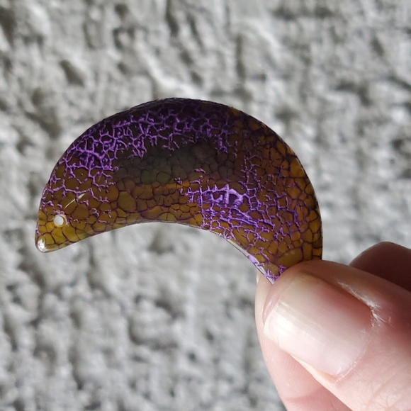 New Dragon Veins Agate Crescent Moon Pendant. - Picture 11 of 11